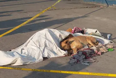 Alrededor de las 08:00 horas, policías acordonaron la explanada de la estación Candelaria del Metro de la Ciudad de México a raíz del hallazgo de un cuerpo sin vida.