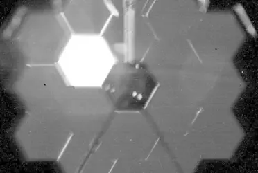 Aún así, la NASA publicó un mosaico de imágenes de 18 puntos de luz estelar organizados al azar, y que servirán de referencia para alinear y enfocar el telescopio.