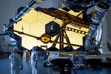 Aunque todavía faltan muchas operaciones para que el observatorio esté completamente listo, el despliegue de este parasol era el “más difícil” de la lista, recordó Thomas Zurbuchen.