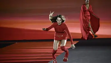 Belinda y su caída en la semana de la moda en París (Foto: NTN24)