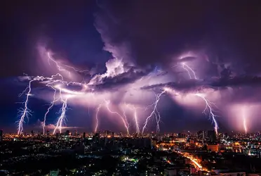 De acuerdo con la Secretaría de Gestión Integral de Riesgos y Protección Civil de la Ciudad de México, anoche hubo una tormenta eléctrica en las zonas norte, centro, suroriente y nororiente de la capital, que duró poco más de una hora. 
