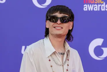 Descubre porque Peso Pluma  suele salir acompañado de gafas oscuras 