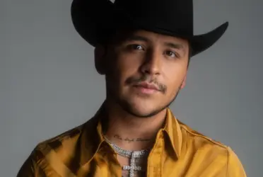 El cantante de regional mexicano muestra su gusto por la joyería y ahora lo presume hasta en los dientes