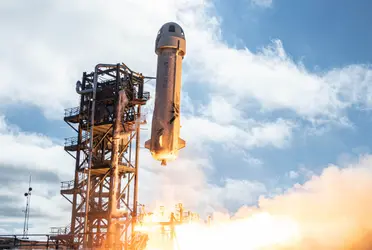 El cohete suborbital New Shepard despegó de la base Launch Site One de la compañía en el oeste de Texas a las 8:58 locales  con seis personas a bordo.