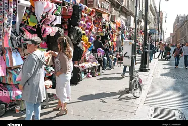 El Gobierno de la Ciudad de México analiza reglas, incluso sanciones, para el programa de reordenamiento del comercio en la vía pública en el Centro Histórico