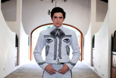 El hijo del potrillo Fernández estrenó canción y aseguró vivir una 'mexcla de sentimientos' a causa de la salud de su abuelo. 