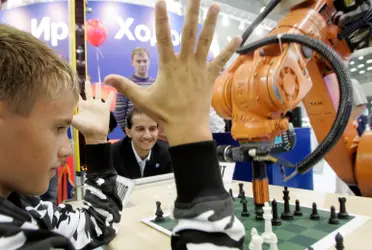 El momento se presentó cuando el joven, un jugador de la Liga Juvenil de la Federación de Ajedrez de Moscú se disponía a realizar un movimiento durante la partida frente al robot. Algo falló y el jugador cibernético, con una de sus pinzas, apretó el dedo del niño, quien resultó herido. 