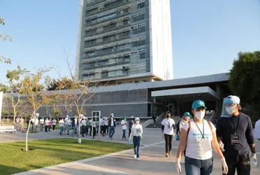 El secretario general de esta casa de estudios, Guillermo Gómez Mata, dijo que están en pláticas para terminar de definir qué instalaciones serán activadas como centros de vacunación.