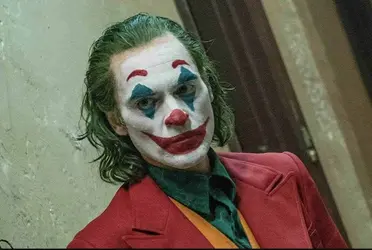 En la imagen se observa una portada color rojo con el título “Joker: Folie á Deux”, escrita por Todd Philips y Scott Silver y con fecha de mayo 2022. Asimismo compartió una fotografía de Joaquin Phoenix leyendo el texto.