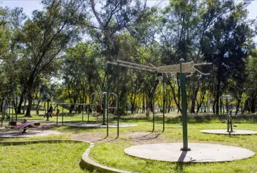 Entre los cambios,  los espacios incluyen nuevos accesos, hay juegos infantiles en buenas condiciones y banquetas nuevas en el perímetro del parque o la rambla que cruza por la también plazoleta del obelisco. 