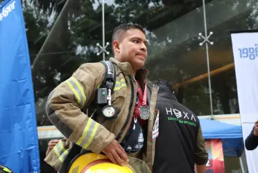 Esta competencia consistió en subir, hombres y mujeres, con su equipo de 25 kilogramos, 53 pisos del edificio, es decir, 1421 escalones.