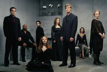 HBO quiere volver al negocio de las funerarias. 'A dos metros bajo tierra', una de las series que ayudaron a convertir la cadena de cable en la leyenda de la ficción que es, podría volver de alguna forma según avanza Variety.