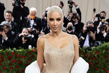 La decisión de Kardashian en ese momento había sido criticada por historiadores de la moda y conservadores de textiles, así como por el diseñador original del vestido, Bob Mackie, cuyos temores al respecto se confirmaron. 