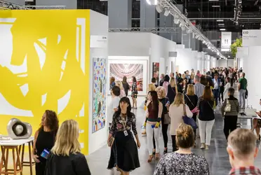 La feria más importante de América regresa a la vida dos años después con 253 galerías y una primera jornada marcada por el entusiasmo de los coleccionistas pese a la amenaza de la nueva variante ómicron de la covid-19