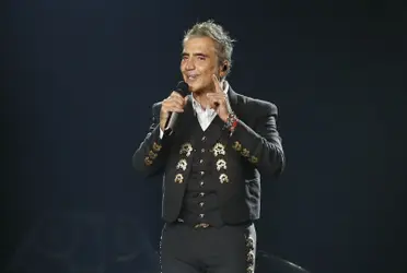 La molestia que esta situación generó en el popular imitador, que muchos fans y medios consideran como el oficial en México, terminó ante las autoridades de Jalisco que le mandaron un citatorio al cantante para aclarar la situación que lleva varios años de disputa. 