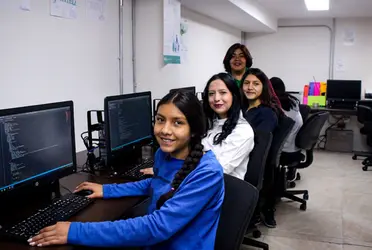 Las Escuelas de Código de los PILARES brindan a los alumnos todo el material educativo que necesitan para entender el lenguaje de la computación, durante su estancia en estos puntos reciben apoyo y asesoría a lo largo del curso.