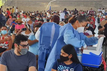 Mencionó que los casos activos en grupos en edad escolar se han mantenido e incluso presentan un ligero decremento.