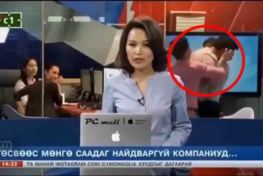 Mientras la presentadora lee las noticias dos empleados de C1 Mongolia terminan a los golpes. Es sabido 