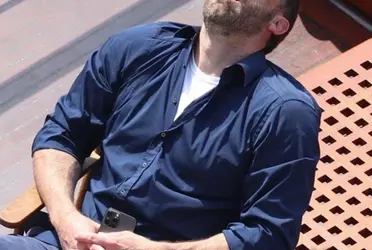 “PageSix”, publicó una serie de fotografías, tomadas por la agencia fotográfica “Backgrid” en la que se ve al actor descansando tranquilamente en una silla. 