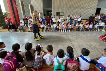 
Para celebrar el Día del Niño, el cuerpo heroico de Bomberos de Guadalajara se disfrazaron de súper héroes.
 
