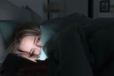Revisar el celular mientras intentan conciliar el sueño podría perjudicar tu salud y calidad de vida.
