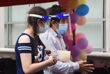 Si tienes entre 15 a 17 años de edad, y vives en alguno de los municipios de la Zona Metropolitana de Guadalajara (ZMG) como Tonalá, Tlaquepaque, Zapopan, Tlajomulco, El Salto o Guadalajara, debes registrarte en la página estatal vacunacion.jalisco.gob.mx.