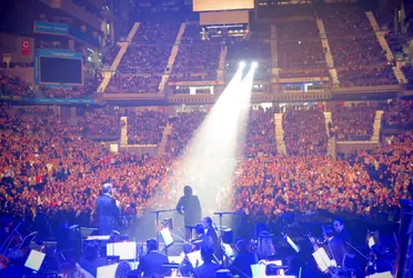 Tras haber tenido que interrumpir una exitosa gira por Latinoamérica días antes del inicio de la pandemia en 2020, un "eufórico" Raphael regresa al continente para deleite de su público más fiel y poder seguir "arriesgando" en el escenario.